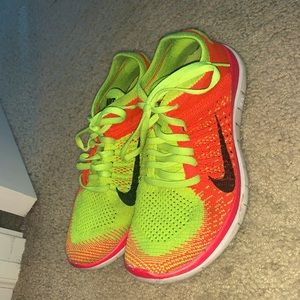 Nike fly knit free run gym shoes in a women’s size 6!